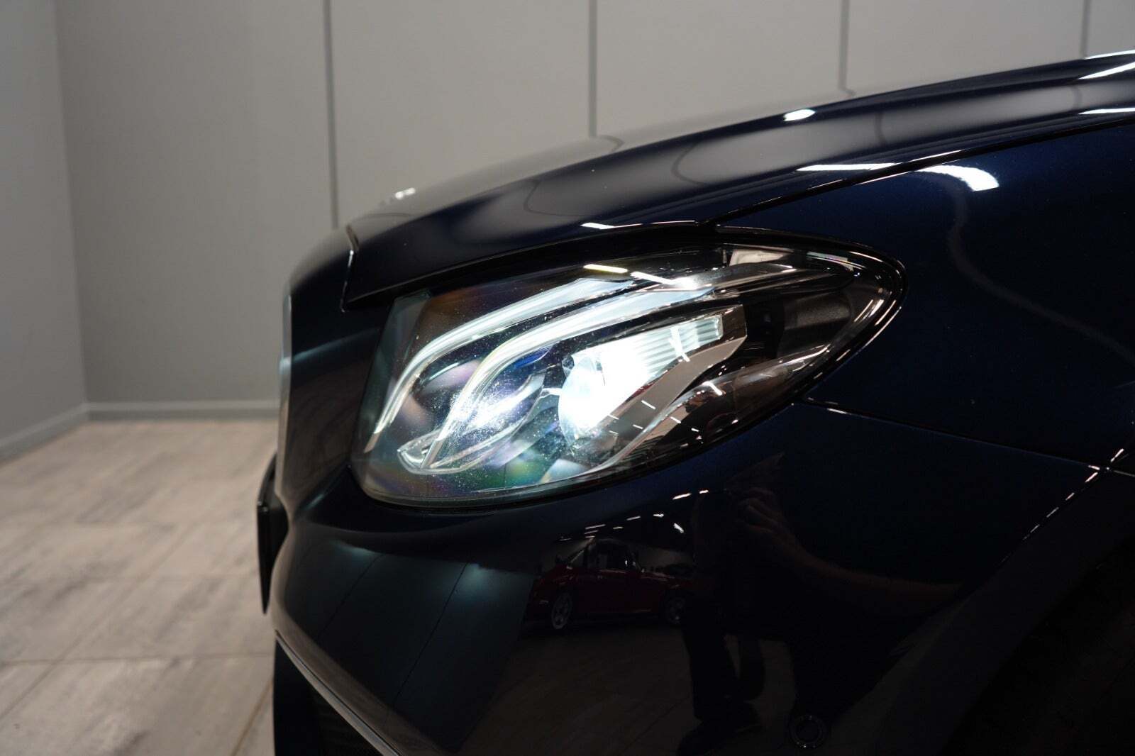 Blå Mercedes E220 d fra 2020