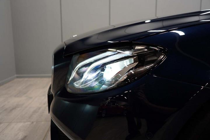 Blå Mercedes E220 d fra 2020