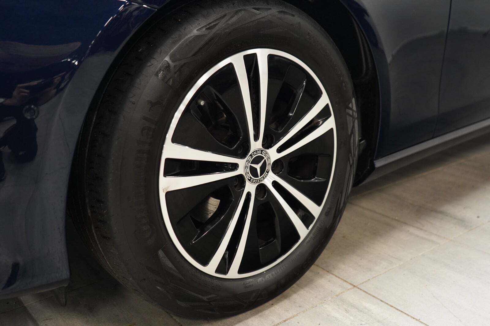 Blå Mercedes E220 d fra 2020