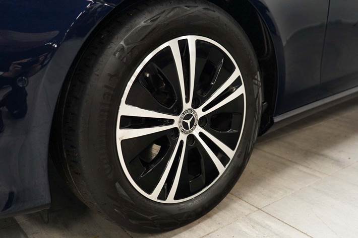 Blå Mercedes E220 d fra 2020