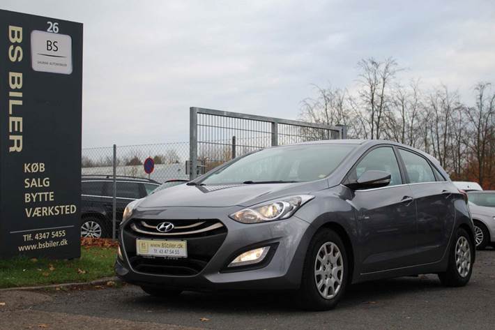 Grå Hyundai i30 fra 2012 set udefra