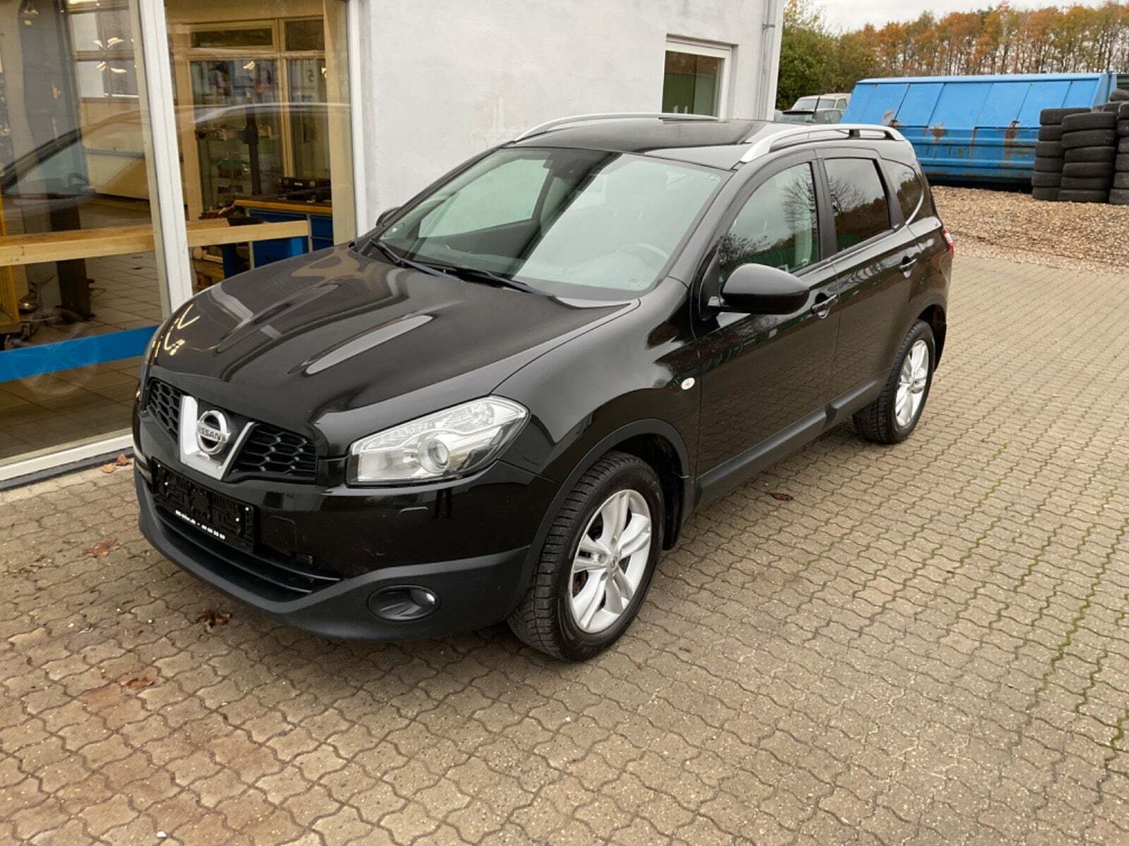 Sort Nissan Qashqai+2 fra 2012 set udefra