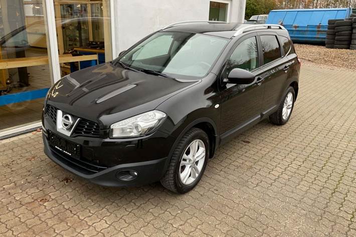 Sort Nissan Qashqai+2 fra 2012 set udefra