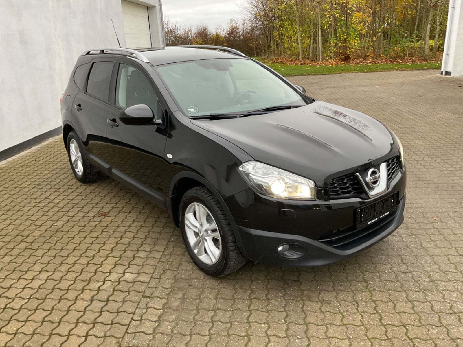Sort Nissan Qashqai+2 fra 2012 set udefra