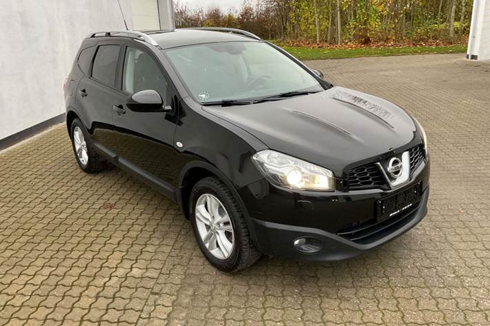Sort Nissan Qashqai+2 fra 2012 set udefra