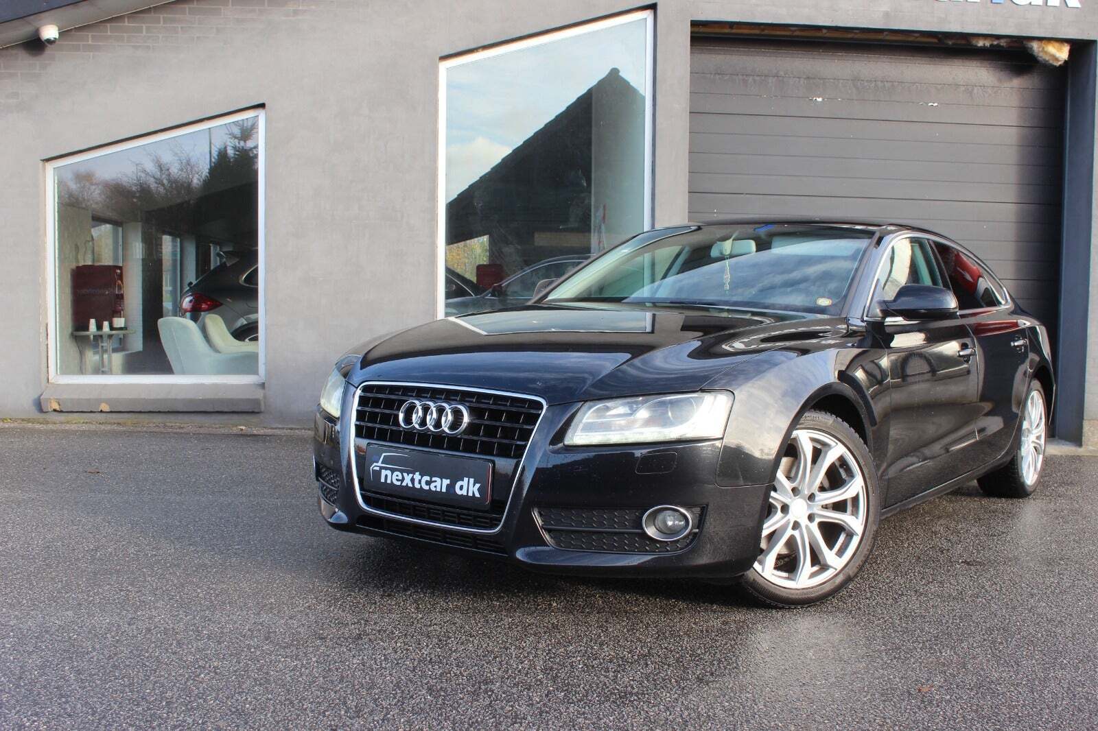 Sort Audi A5 fra 2011 set udefra