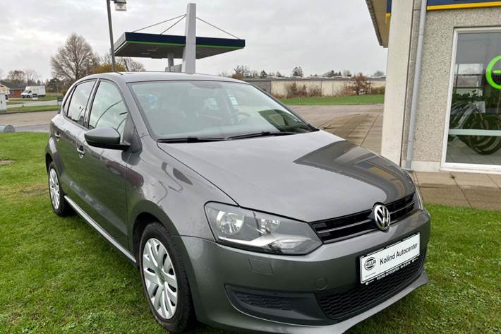 Brun VW Polo fra 2014 set udefra