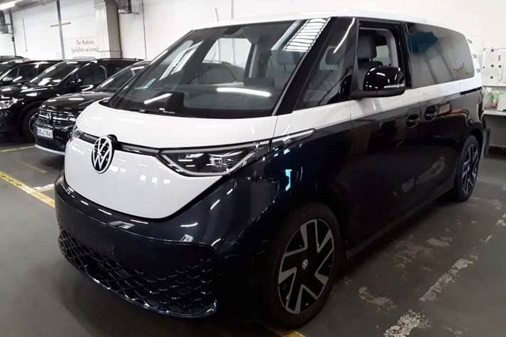 Blå VW ID.Buzz fra 2023 set udefra