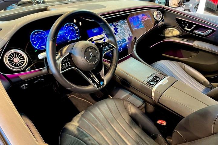 Sølv Mercedes EQS450+ fra 2022