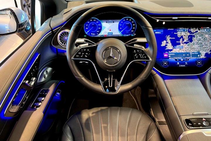 Sølv Mercedes EQS450+ fra 2022