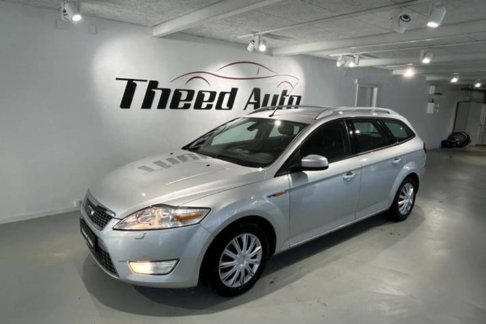 Sølv Ford Mondeo fra 2009 set udefra