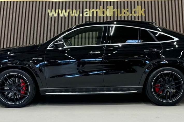 Sort Mercedes GLE63 fra 2021 set udefra