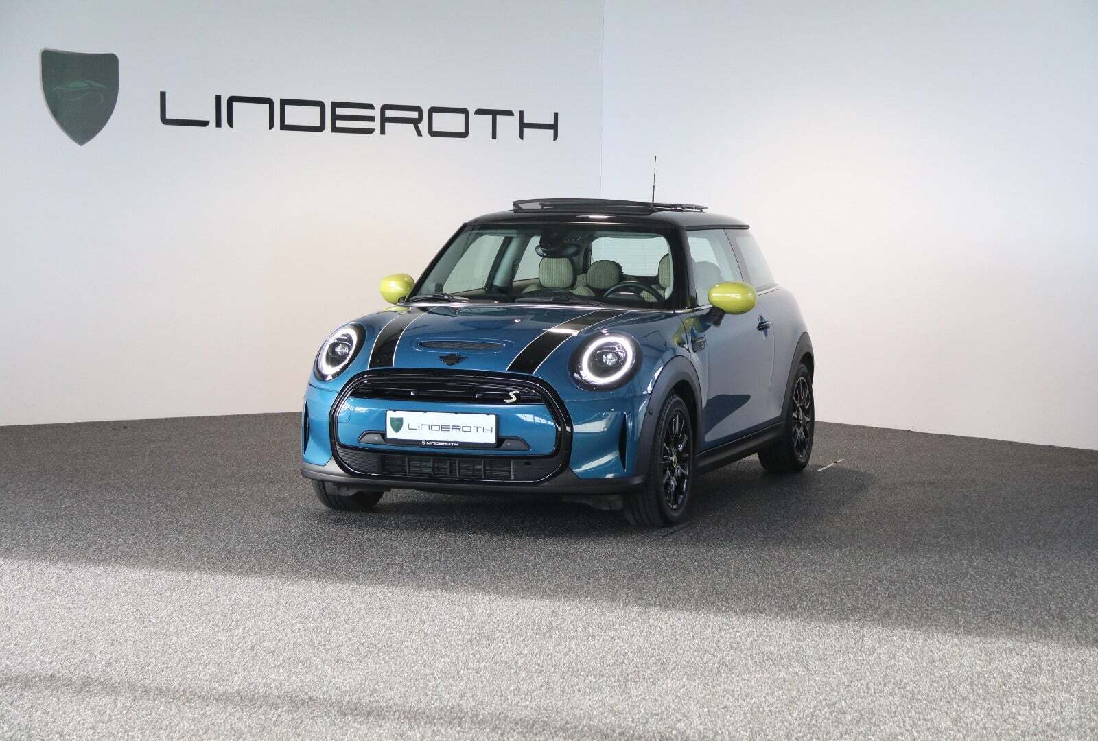 Blå Mini Cooper SE fra 2022 set udefra