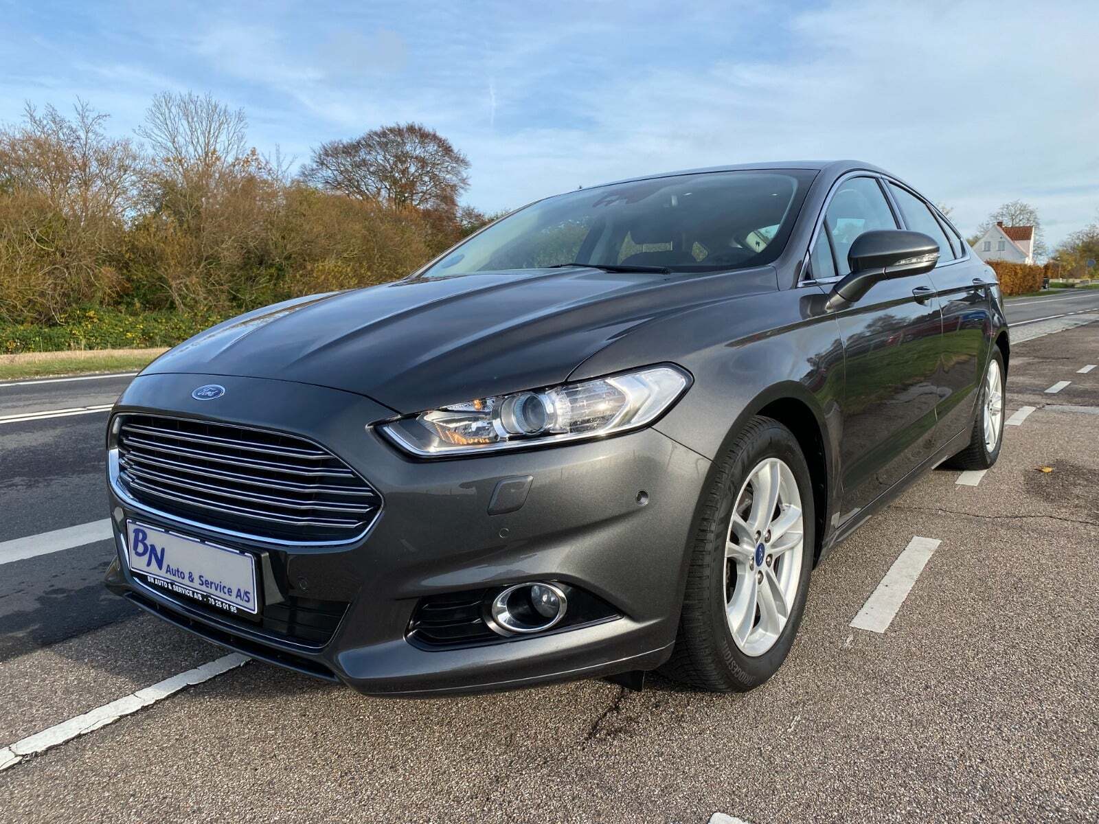 Grå Ford Mondeo fra 2018 set udefra