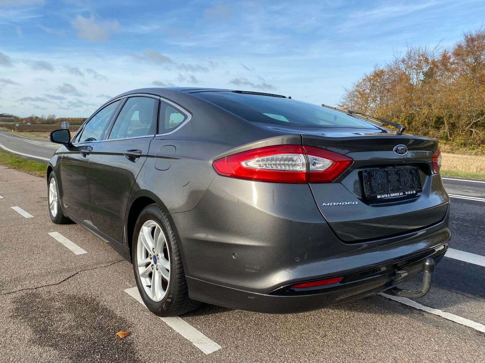 Grå Ford Mondeo fra 2018