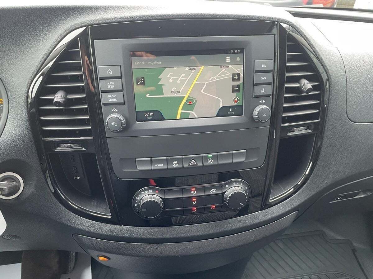 Hvid Mercedes Vito 114 fra 2023