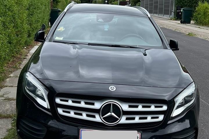 Sort Mercedes GLA200 fra 2019