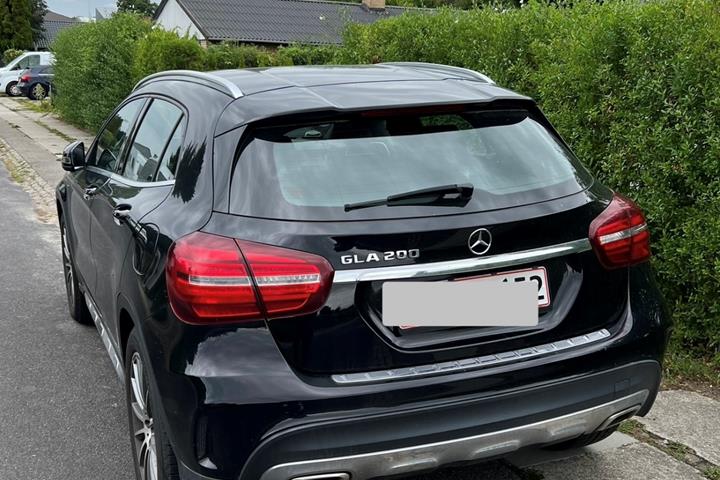 Sort Mercedes GLA200 fra 2019