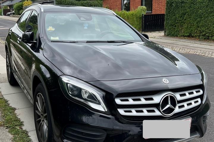 Sort Mercedes GLA200 fra 2019
