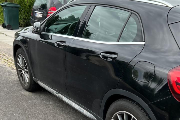 Sort Mercedes GLA200 fra 2019