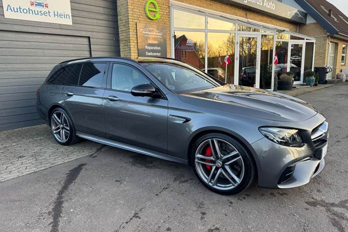 Grå Mercedes E63 fra 2018 set udefra