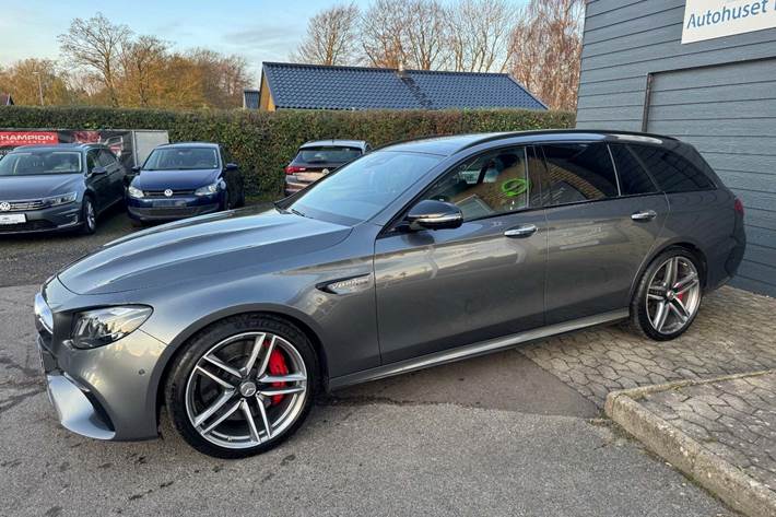 Grå Mercedes E63 fra 2018