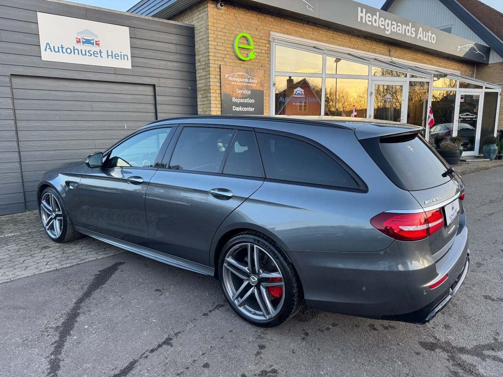 Grå Mercedes E63 fra 2018