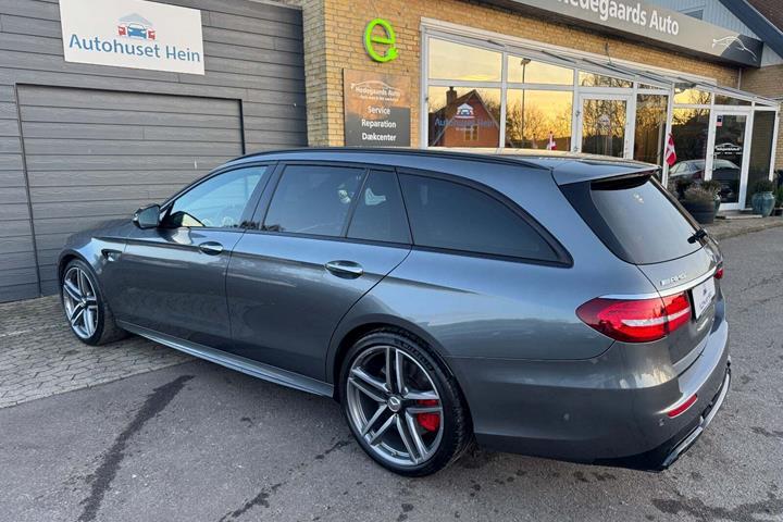 Grå Mercedes E63 fra 2018