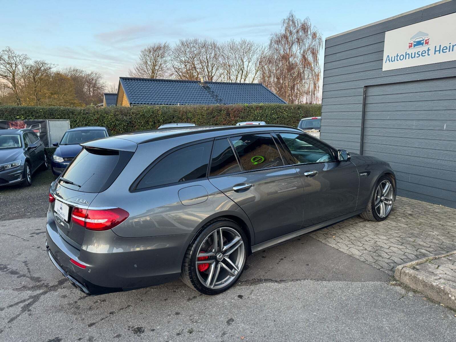 Grå Mercedes E63 fra 2018