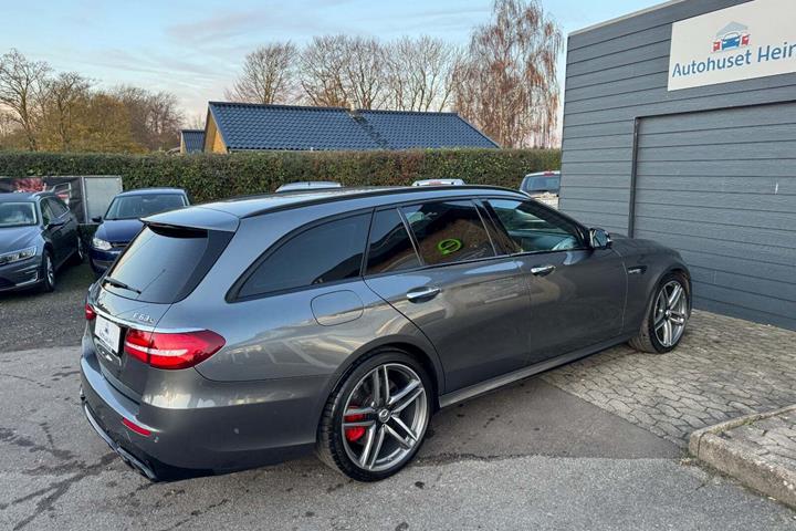 Grå Mercedes E63 fra 2018