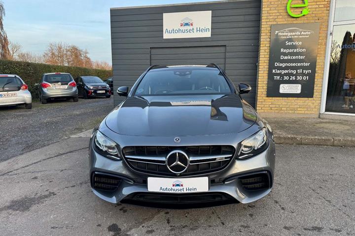 Grå Mercedes E63 fra 2018 set udefra