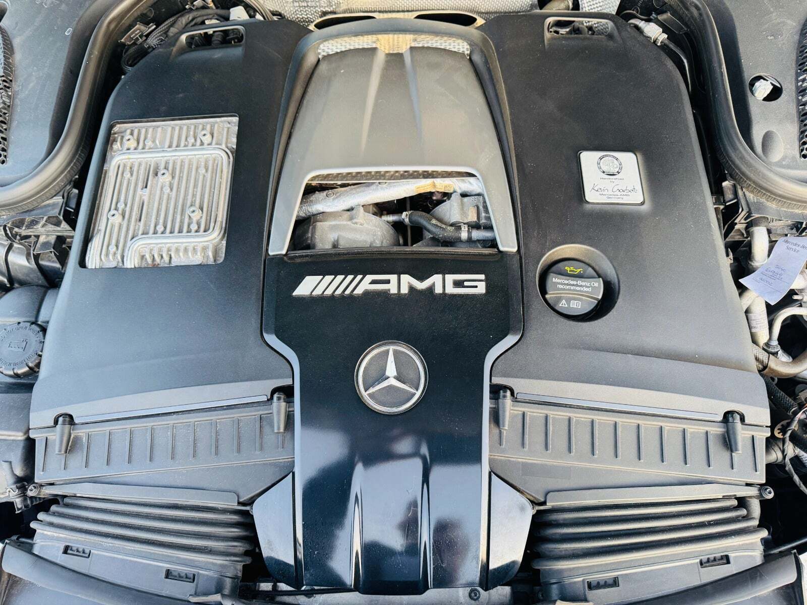 Grå Mercedes E63 fra 2018 set udefra