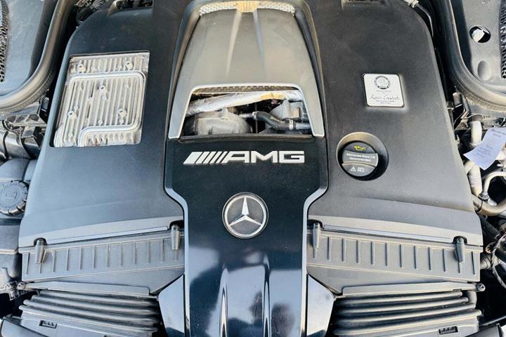 Grå Mercedes E63 fra 2018 set udefra