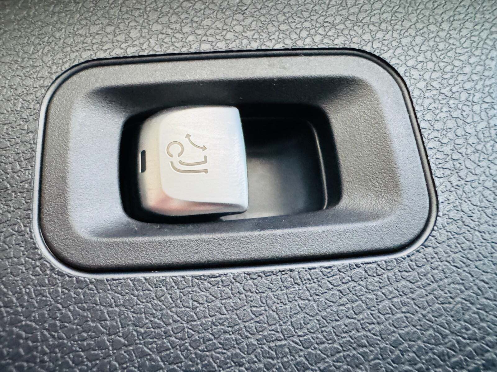 Grå Mercedes E63 fra 2018 set indefra