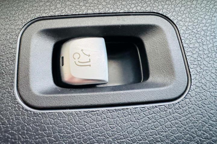 Grå Mercedes E63 fra 2018 set indefra