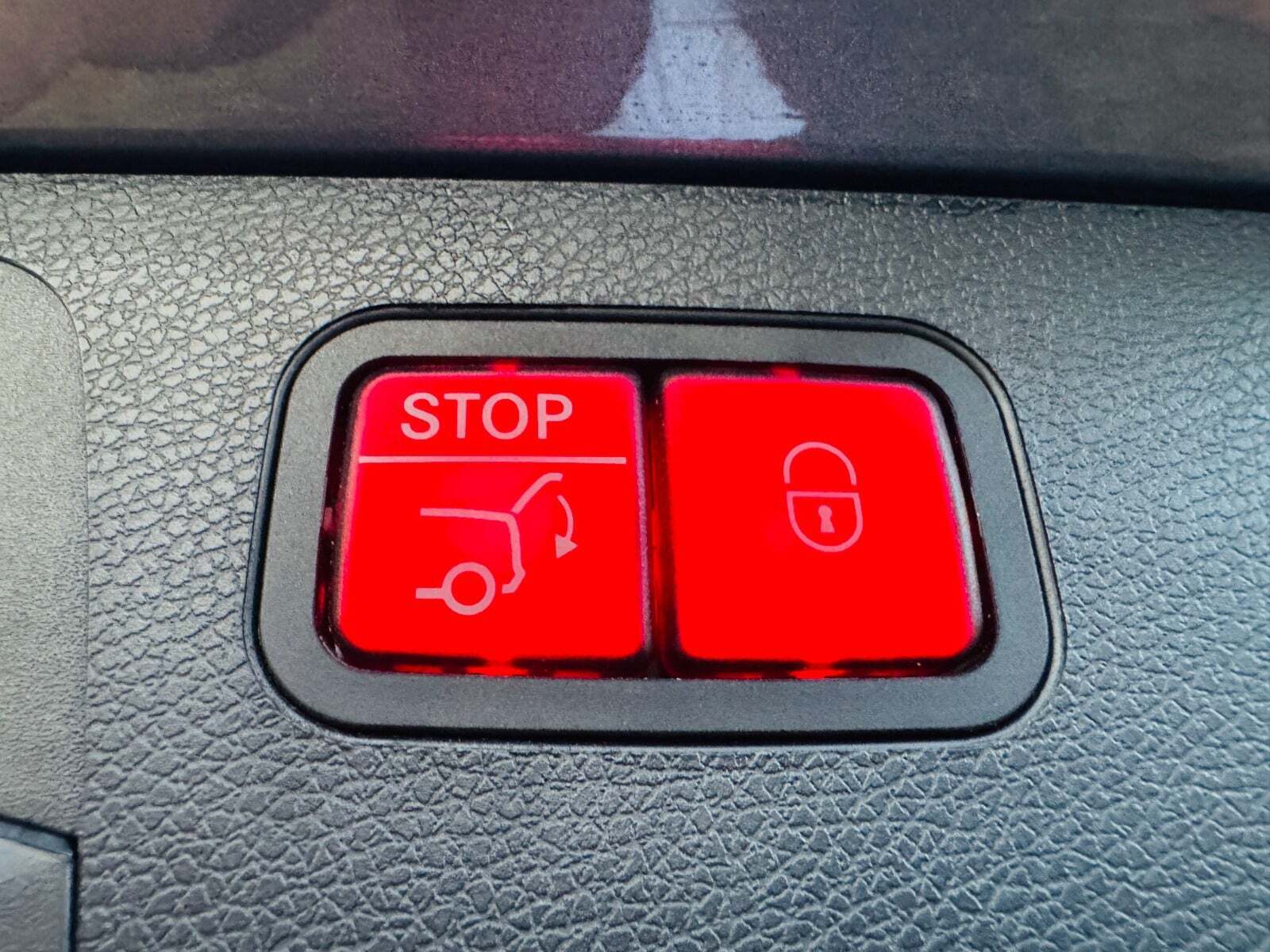 Grå Mercedes E63 fra 2018 set indefra