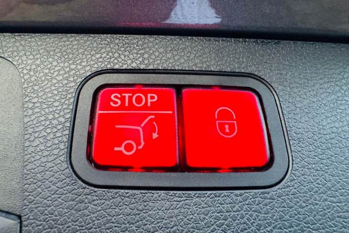 Grå Mercedes E63 fra 2018 set indefra