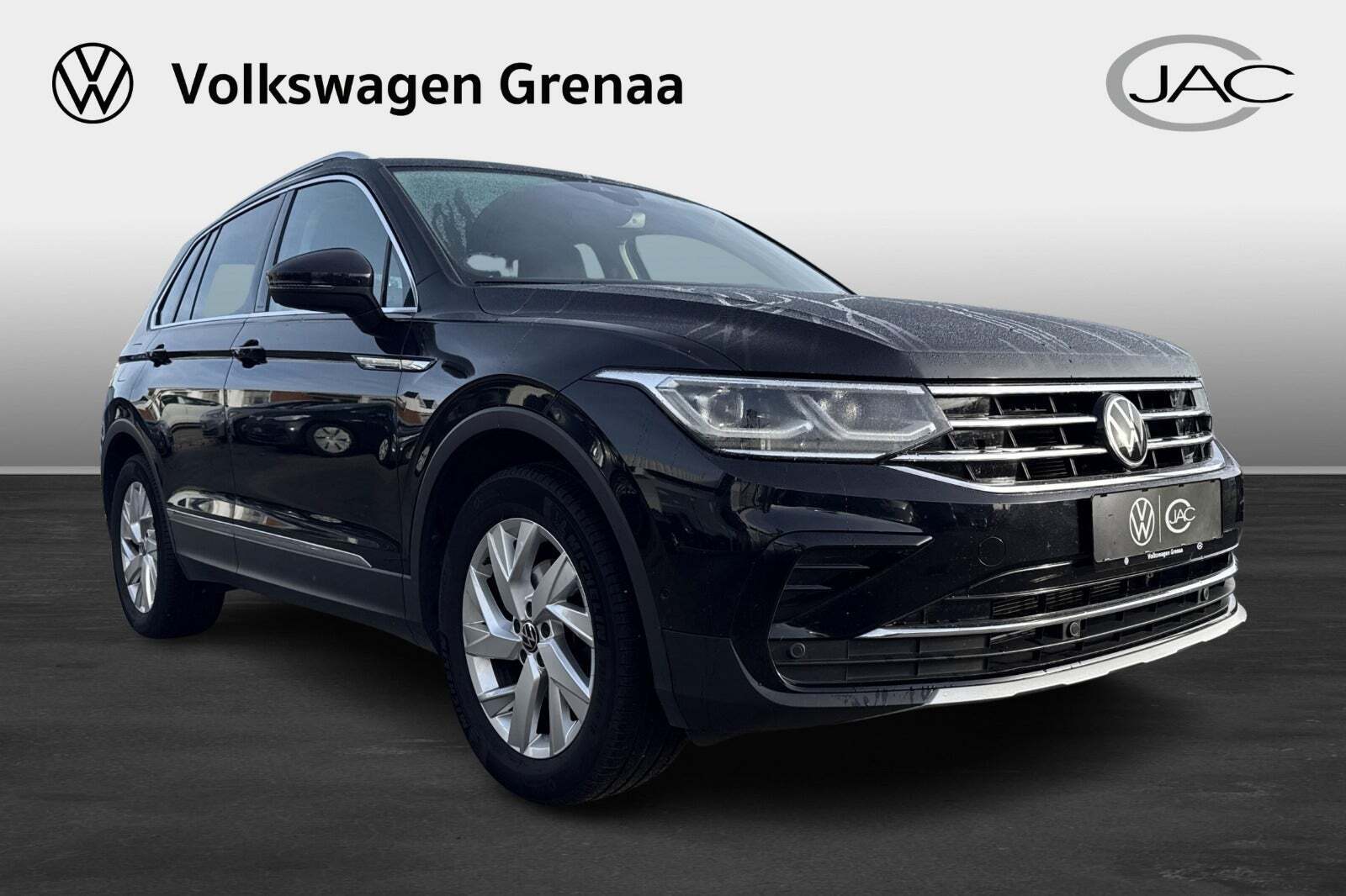 Sort VW Tiguan fra 2022 set udefra