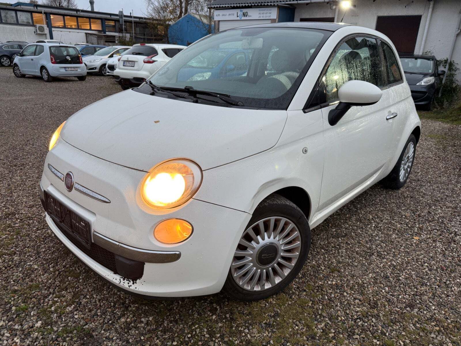 Hvid Fiat 500 fra 2012 set udefra