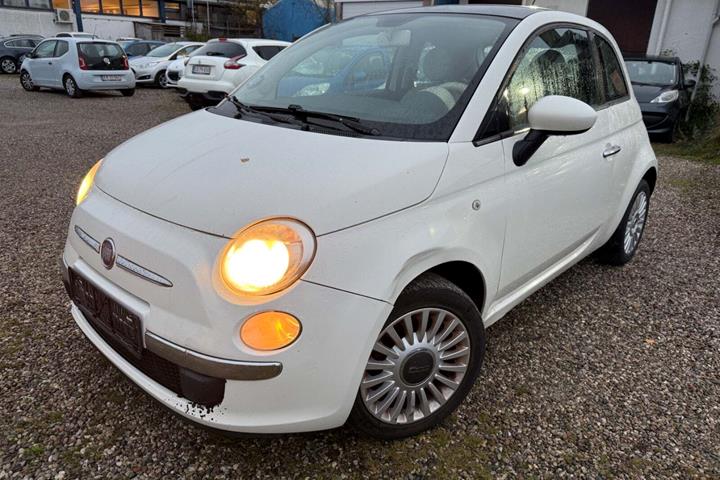 Hvid Fiat 500 fra 2012 set udefra