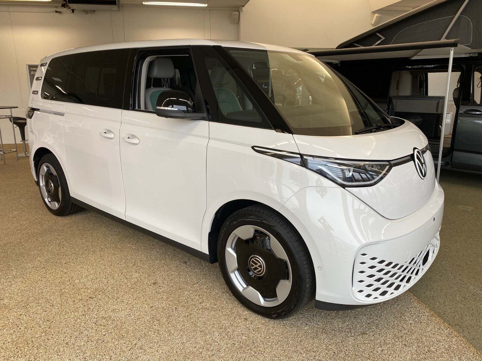 Hvid VW ID.Buzz fra 2025 set udefra