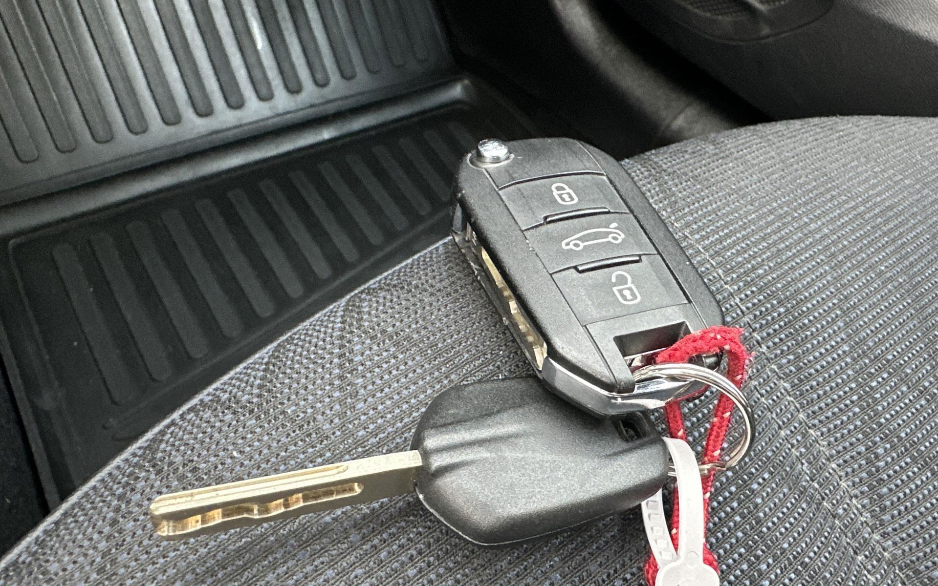 Grå Opel Corsa fra 2020