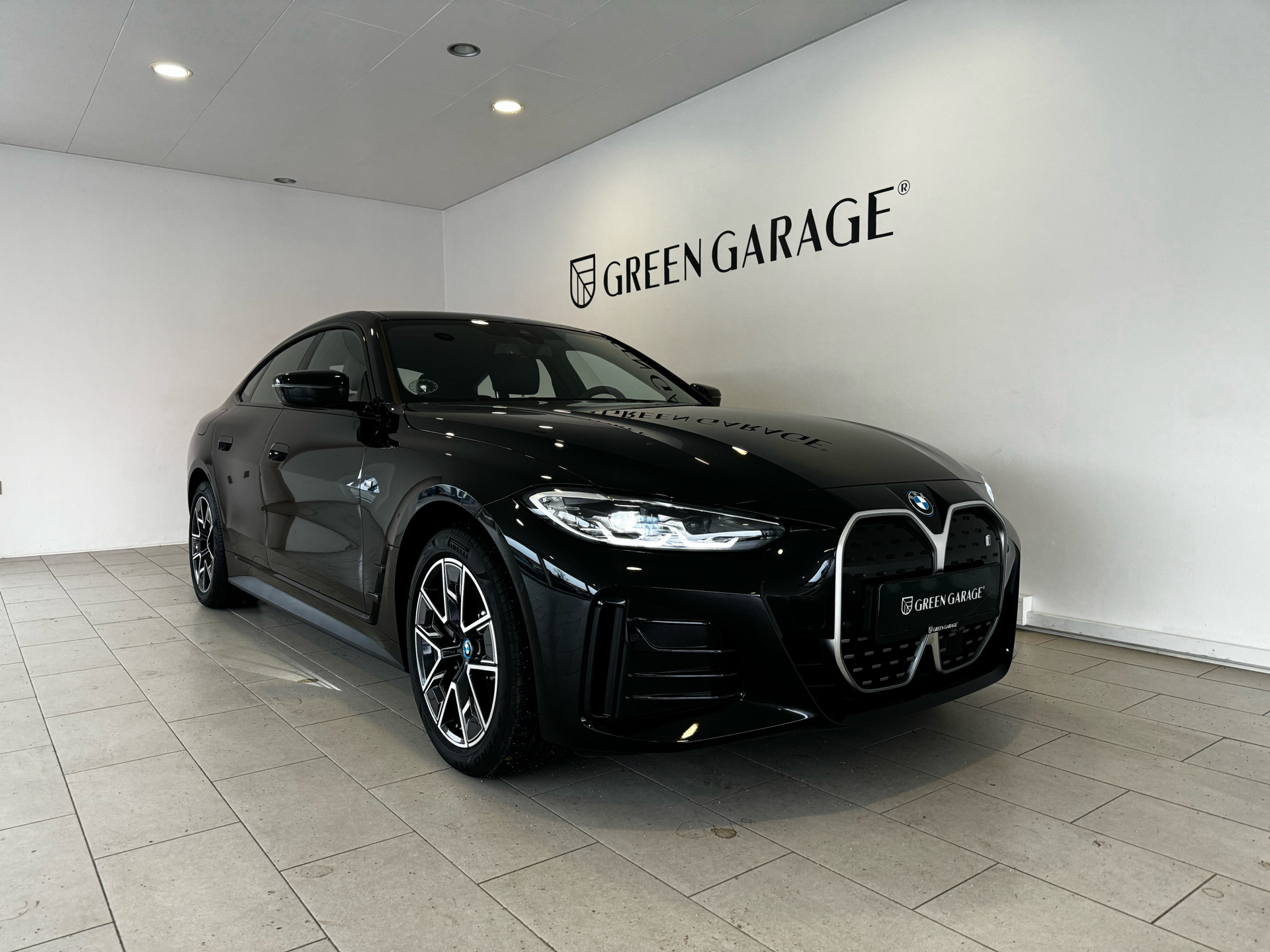 Sort BMW i4 fra 2023 set udefra