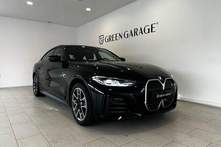 Sort BMW i4 fra 2023 set udefra