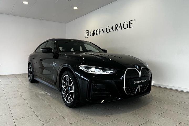 Sort BMW i4 fra 2023 set udefra