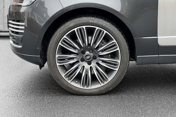 Grå Land Rover Range Rover fra 2019