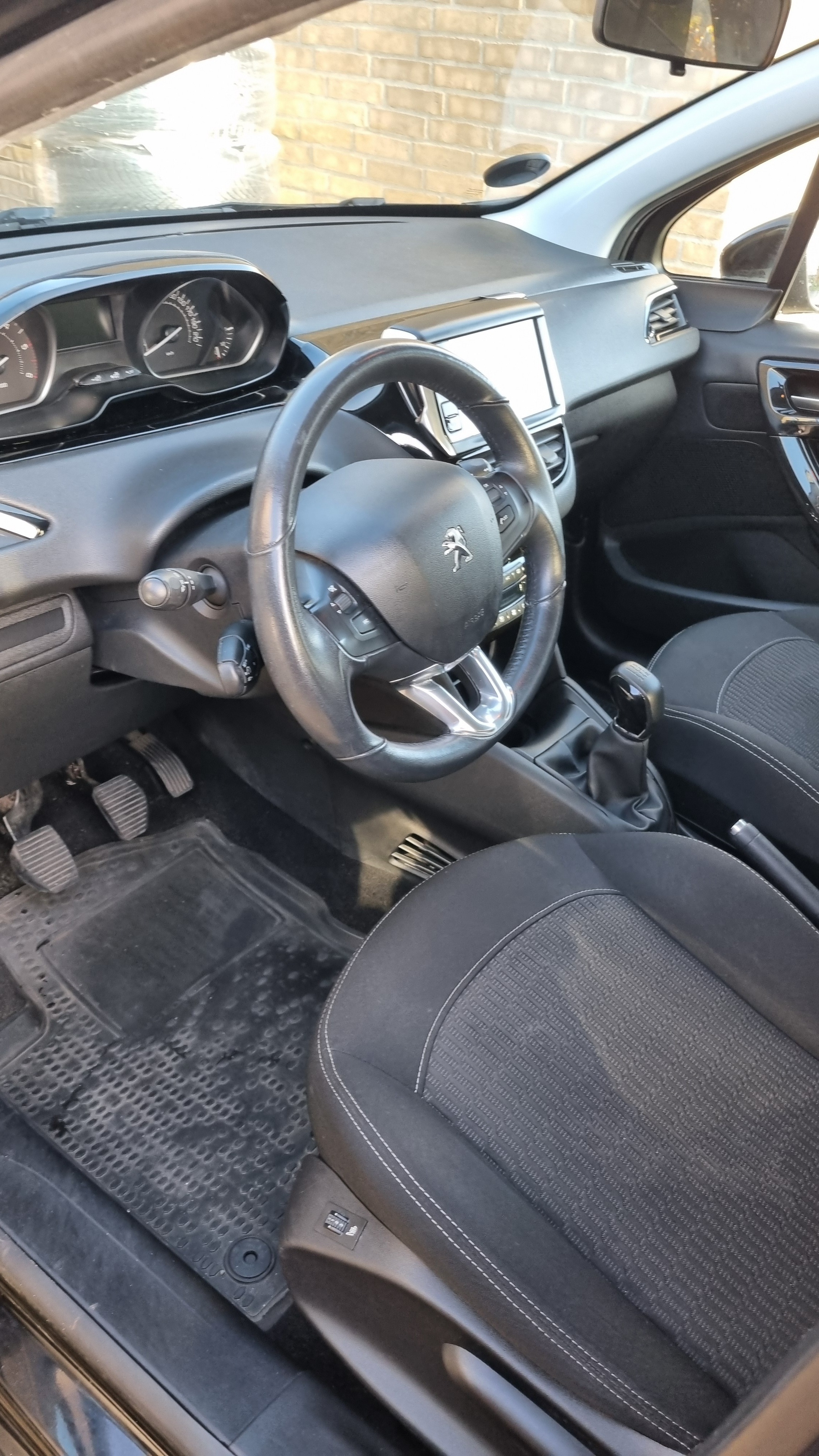 Sort Peugeot 208 fra 2018
