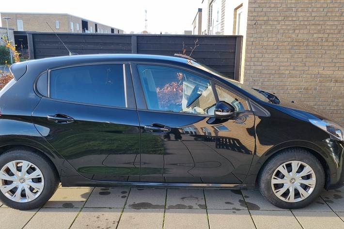 Sort Peugeot 208 fra 2018