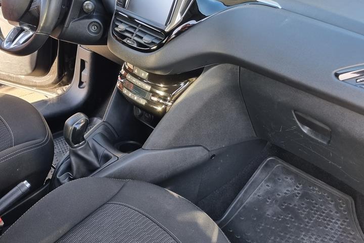 Sort Peugeot 208 fra 2018