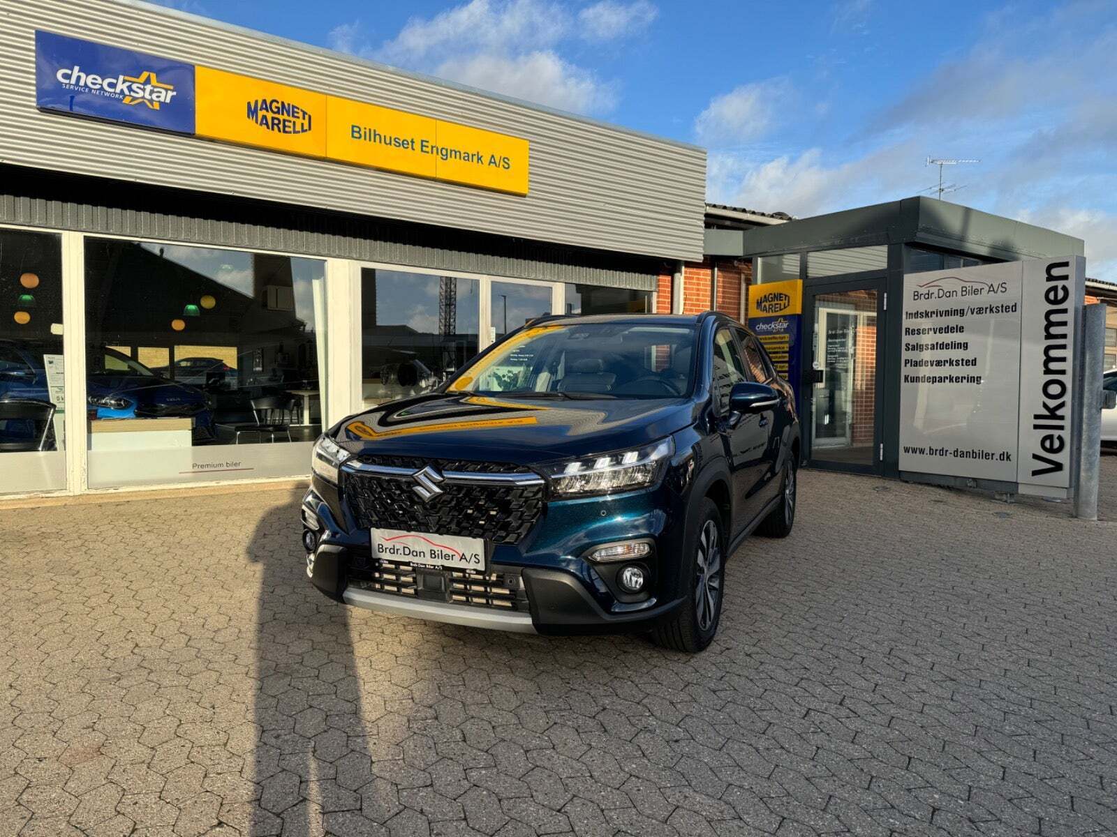 Blå Suzuki S-Cross fra 2022 set udefra